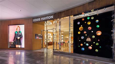 louis vuitton paramus plaza.